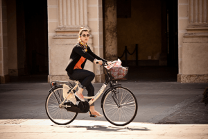 Read more about the article Stylish and Chic: A Businesswoman and Her Bike