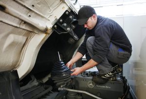 Read more about the article Key Differences Between a Mechanic and a Technician